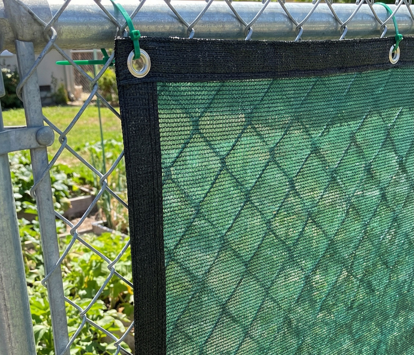 Bahçe Çit Brandası – 95lik Gölgelik File – Yeşil – Siyah Şeritli Halkalı